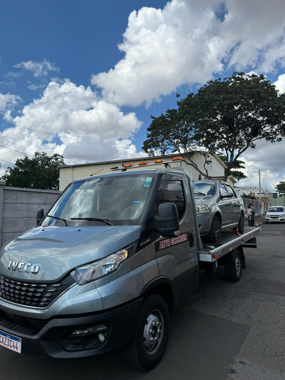 Guincho plataforma da Ligô Guinchos atendendo veículo em Campinas